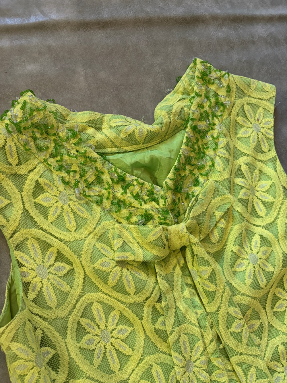 Vintage 1960’s lace lime green shift dress with beaded collar and back bow - Picture 14 of 15